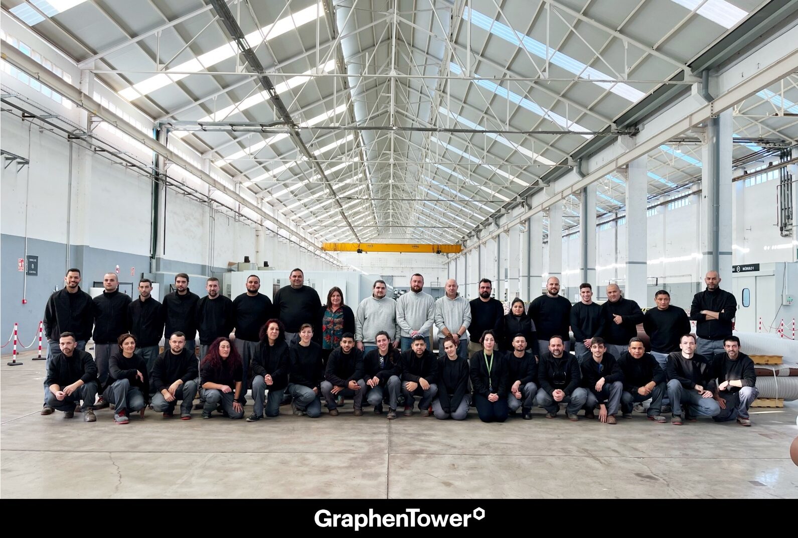 Empleados de Graphentower S.L. en la fábrica de postes de fibra óptica, PRFV y teléfono